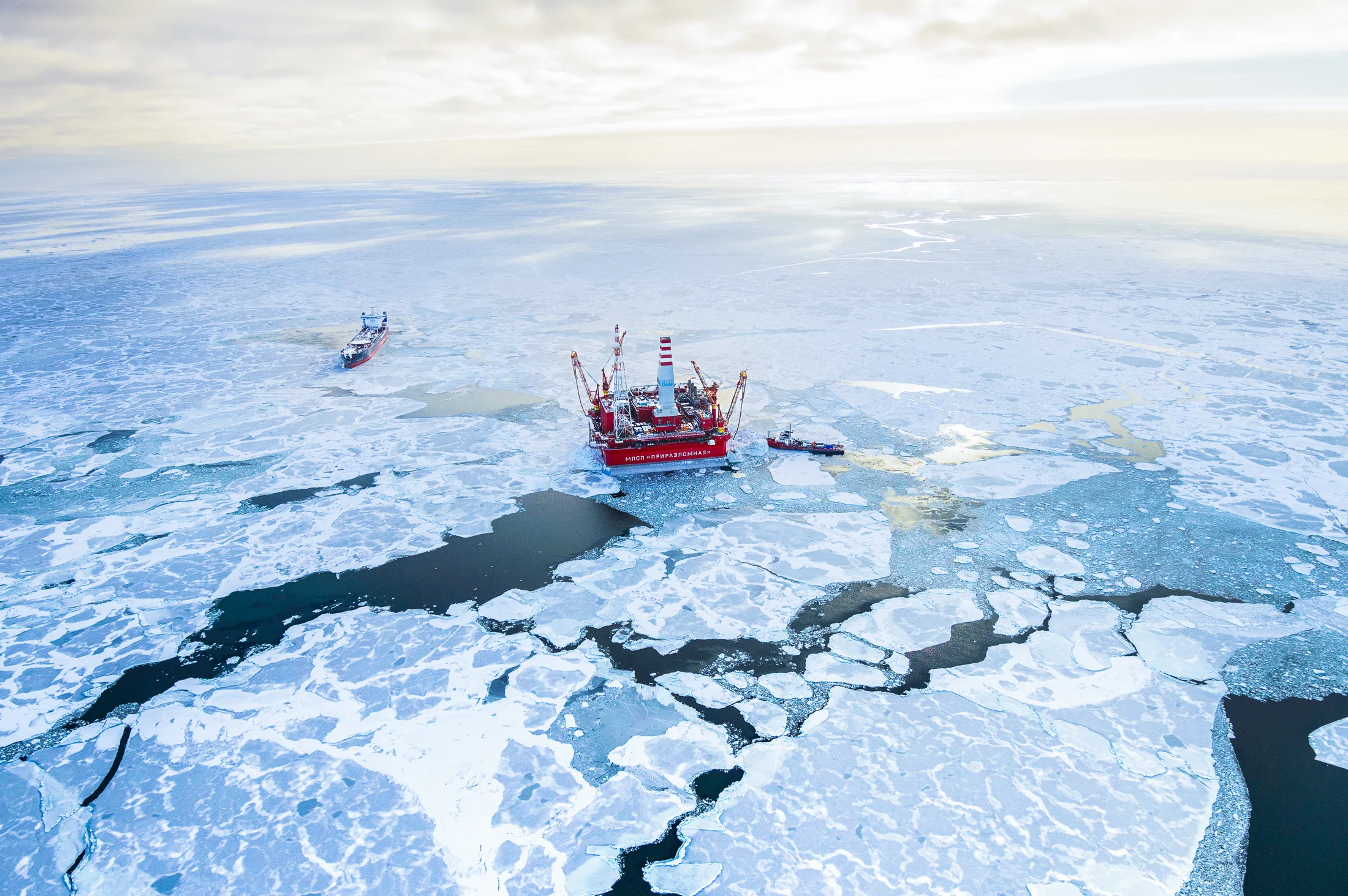 Морская платформа Приразломная среди льдов Печорского моря